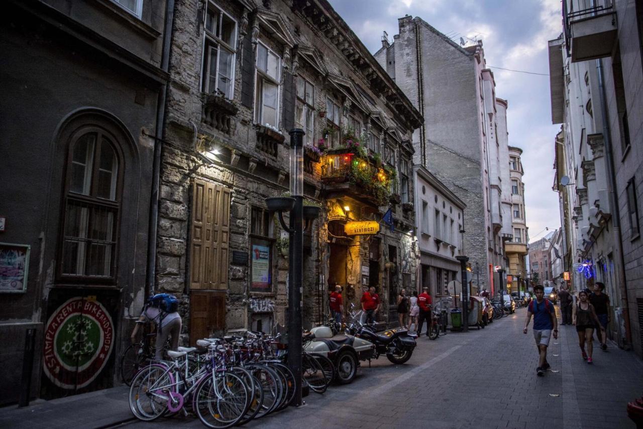 Sunny Penthouse Front Of Szimpla Kert Apartment Budapest Exterior photo